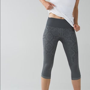 Lululemon In The Flow yoga crop - Grey Snake
